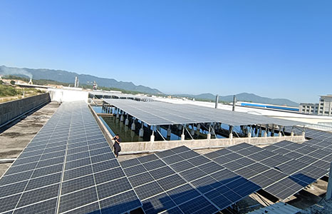 Central fotovoltaica, solar, inversora, INVT, conectada a red, industrial y comercial fotovoltaica La base industrial de edificios prefabricados de Guangdong AOSTEEL Construction Co., Ltd. utiliza los recursos ligeros en el techo para construir una central fotovoltaica industrial y comercial de 2,4